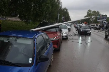 Разказът на очевидец! Кран събори стълб върху кола