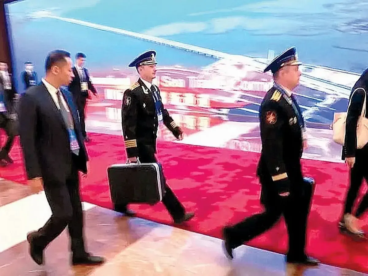 Къде бяха ядрените куфарчета по време на срещата Тръмп-Путин