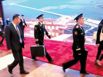 Къде бяха ядрените куфарчета по време на срещата Тръмп-Путин