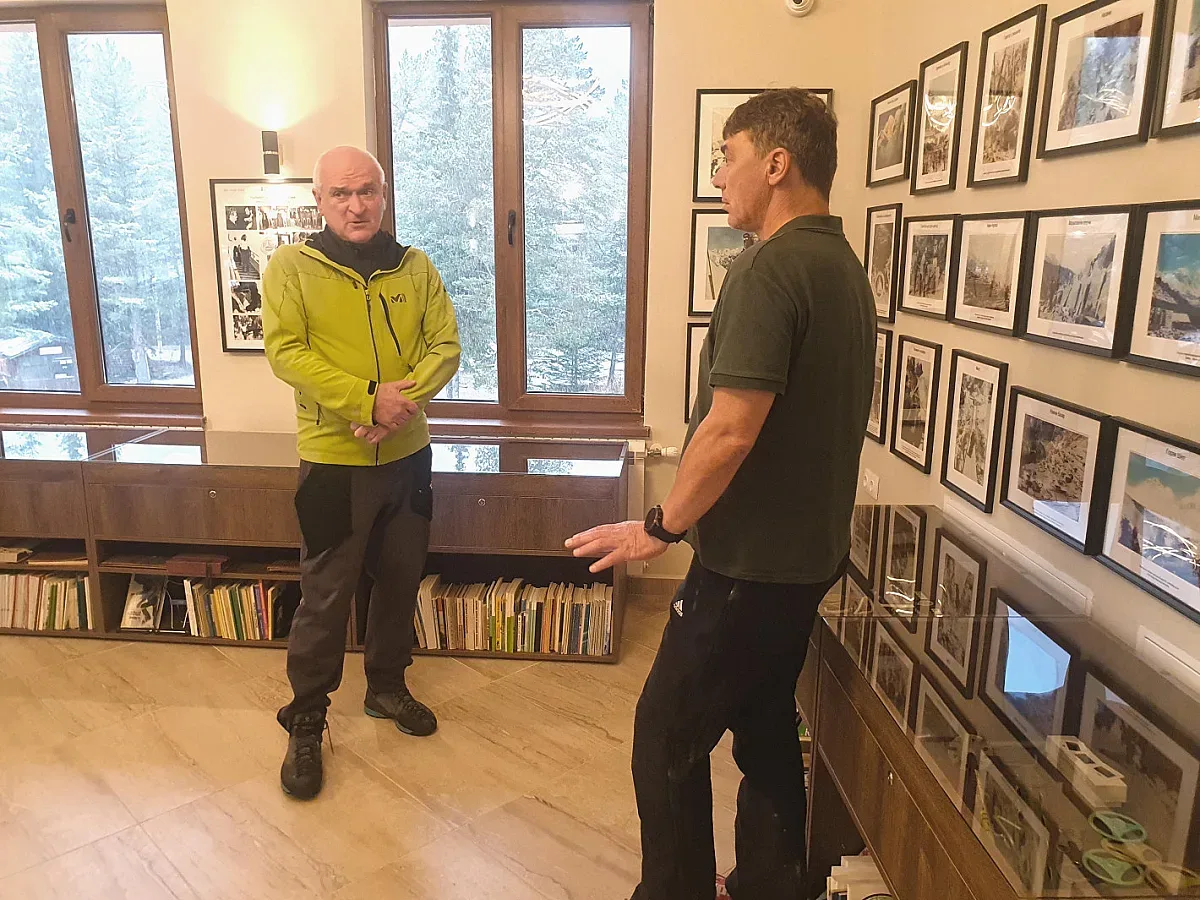 Премиерът Димитър Главчев засвидетелства уважение пред българските алпинисти, покорили Еверест, с поход на Мальовица до паметните плочи