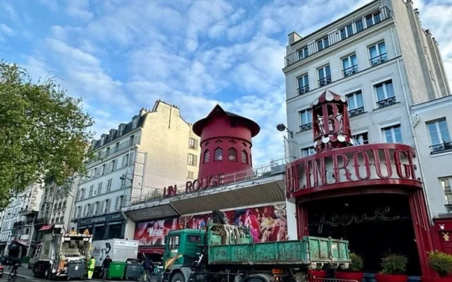 Изпадаха перките на "Мулен руж"! Париж е в шок