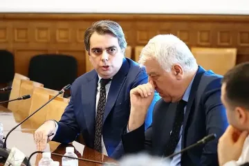 Асен Василев подскочи! Оправдава се в комисията за митниците
