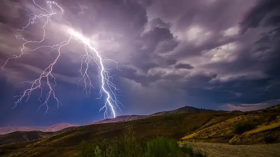 До часове! Бури връхлитат страната