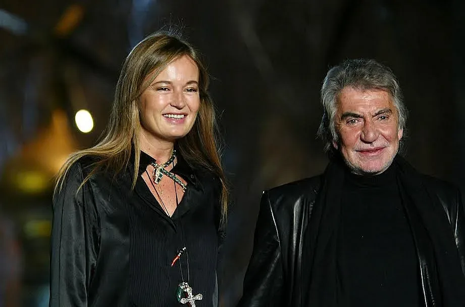 Къде отиват милионите на Роберто Кавали