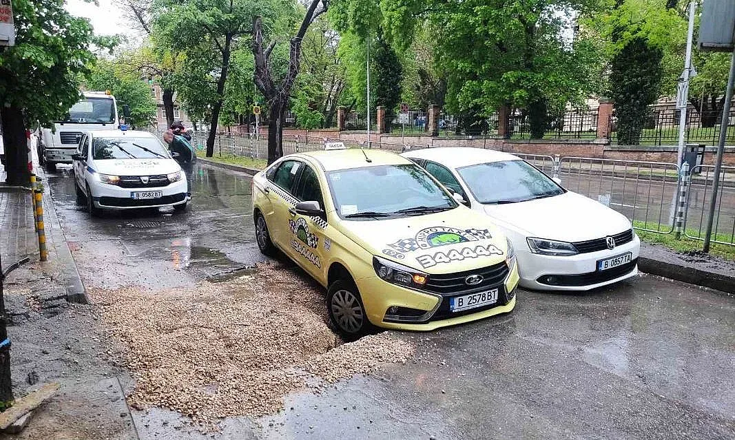 Потоп вкара Варна в беда! Автомобили закъсаха по улиците