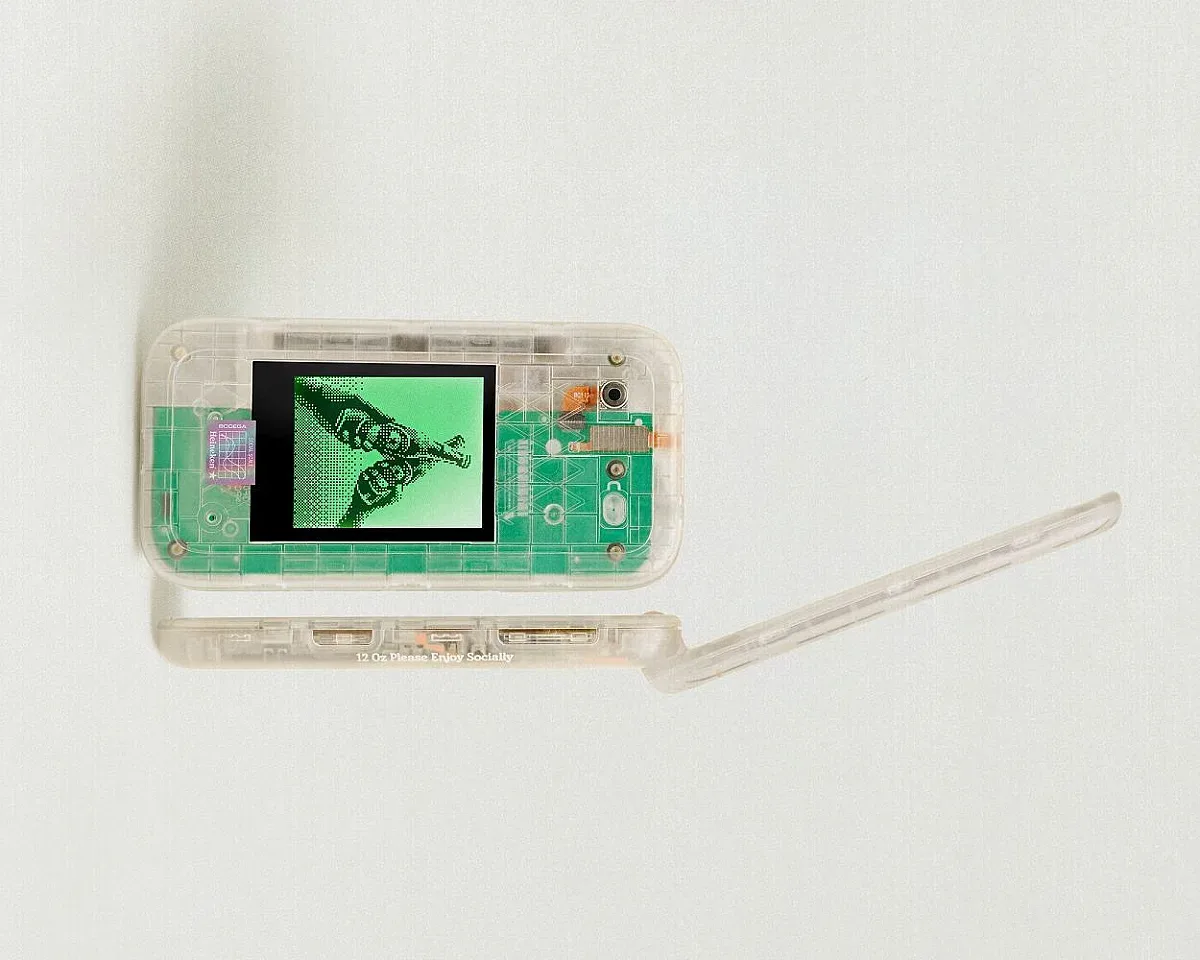 Heineken и Bodega пуснаха в обращение уникален „Скучен телефон“