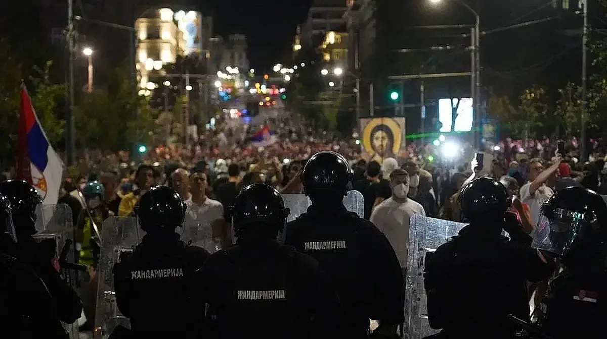 Нови мощни протести срещу властта в Сърбия, има арестувани