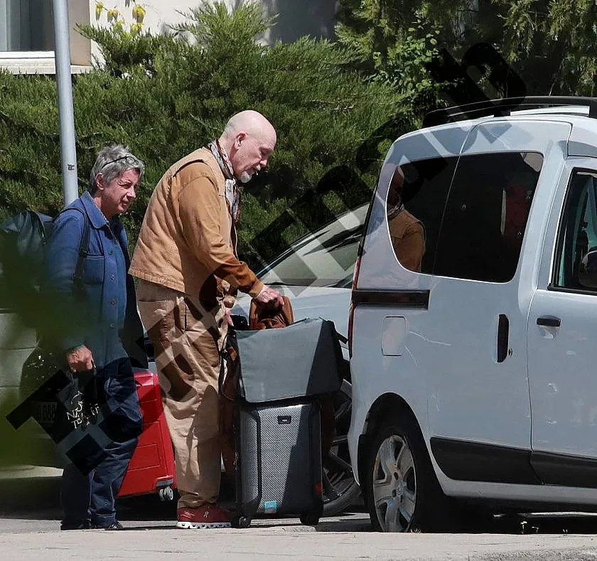 Всички питат кой е този мъж, който кацна на летище София