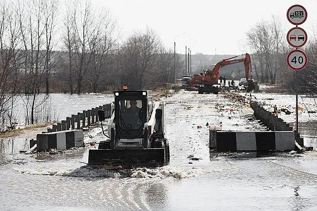 Невиждана вълна пълзи към Курган. Хората в ужас