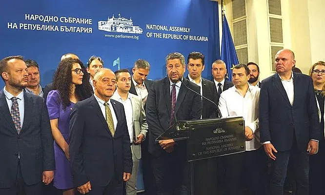 "Промяната" се разцепи. Една партията скъса с коалицията