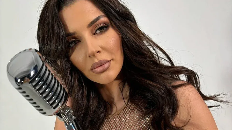 Солена глоба и решетки. Фолк певицата Дебора го закъса