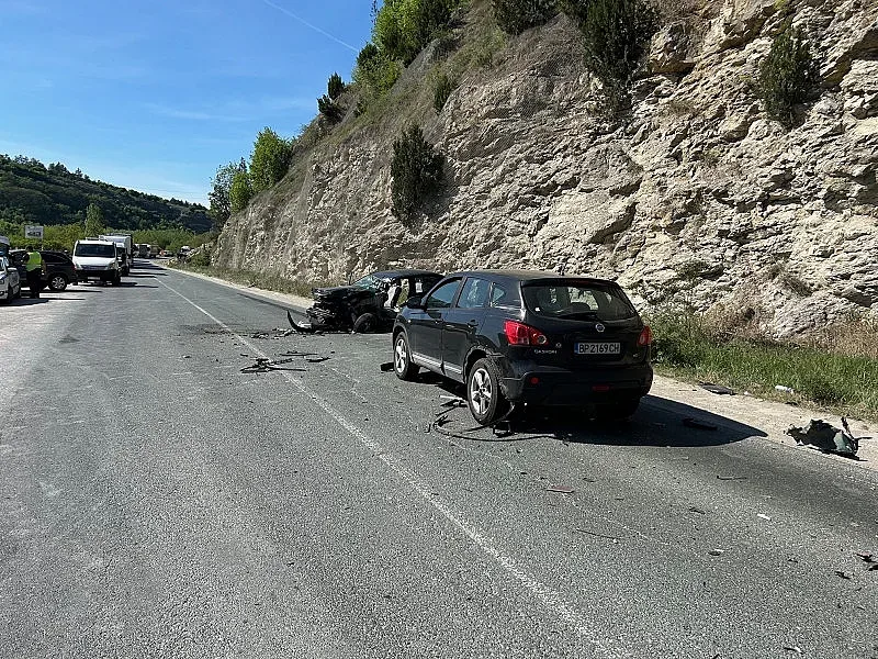 Режат ламарини след тежка катастрофа на Е-79, извадиха тежко ранен