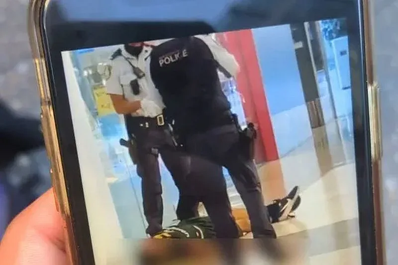 Световен мегаполис е в ужас! Луд закла хора в търговски център