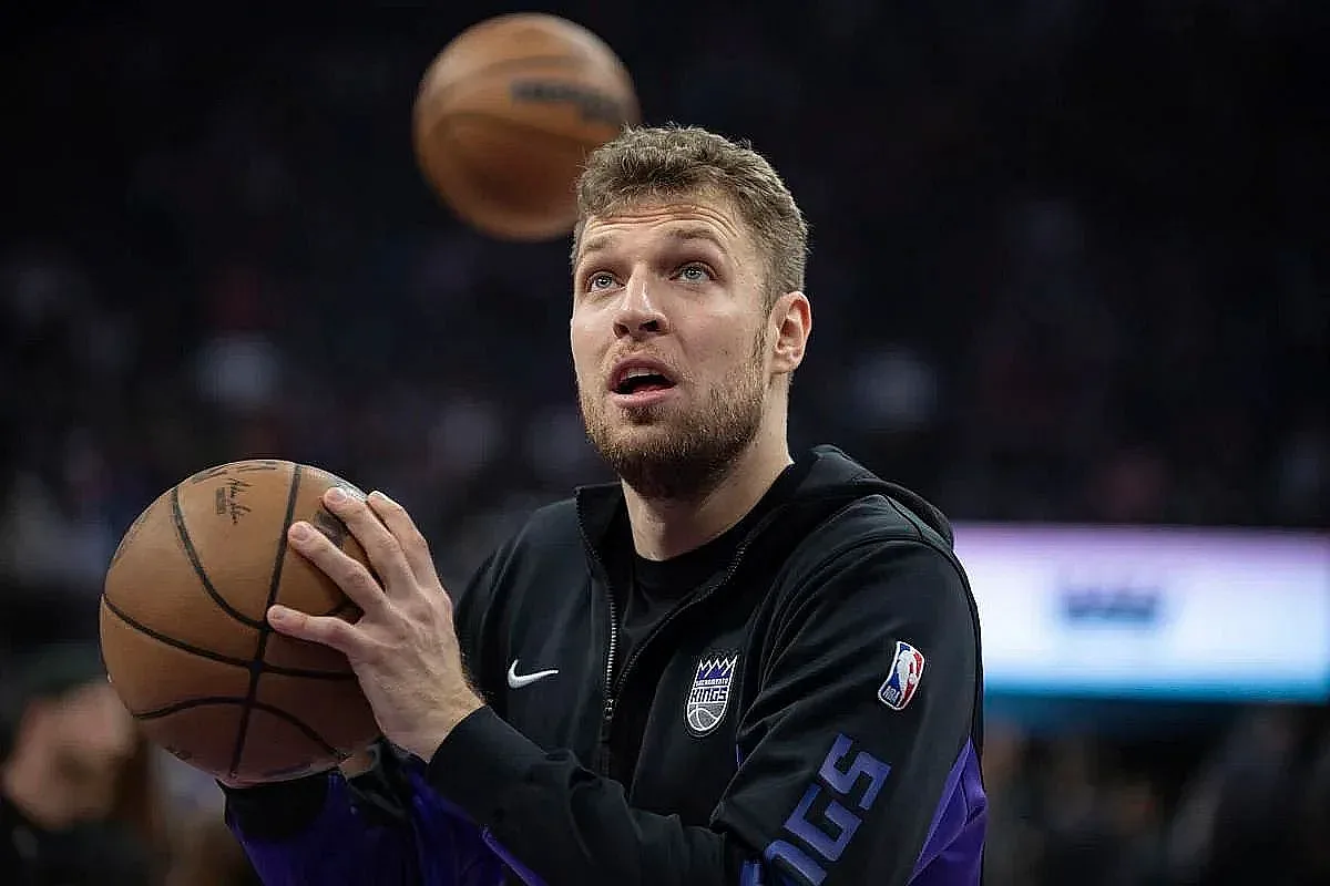 Везенков изгледа от пейката разплакващ провал на Сакраменто