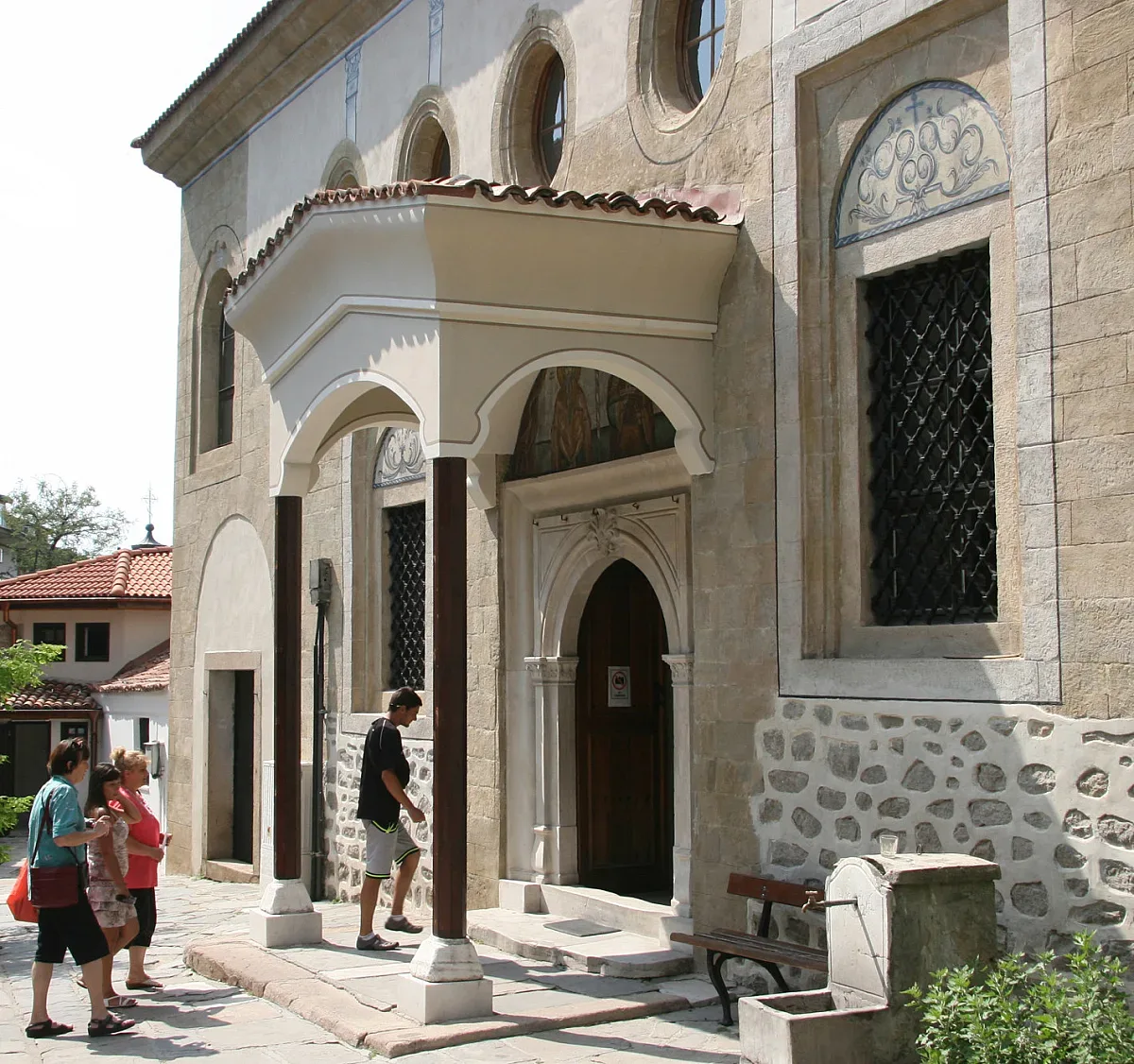 Тълпи прииждат за две лековити води в Пловдив