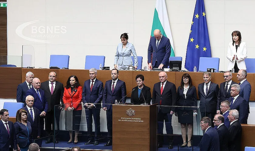 Кабинетът "Главчев" се закле. Най-краткото заседание на парламента