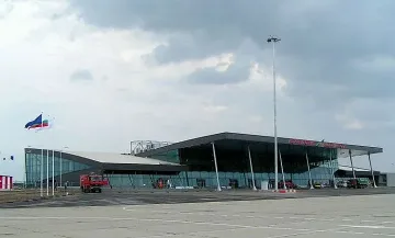 Цирк! Наше летище търси пари във Фейсбук