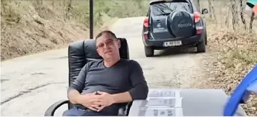 Кмет напусна кабинета си, работи на пътя