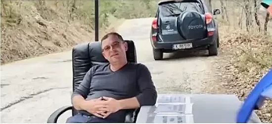 Кмет напусна кабинета си, работи на пътя