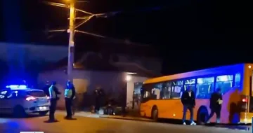 Истински кошмар! Автобус се вряза в къща