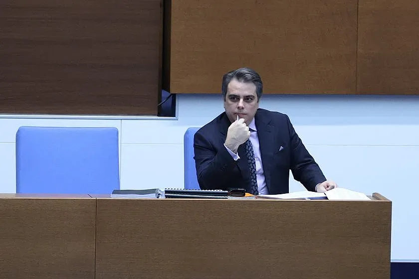 Парламентът отряза Асен Василев, забрани му да харчи държавни пари