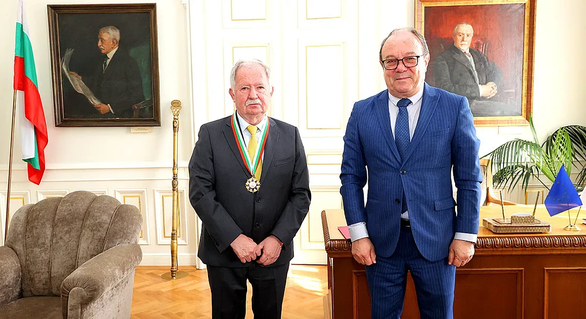 Проф. дтн инж. Цоло Вутов бе удостоен с Отличителния знак на БАН