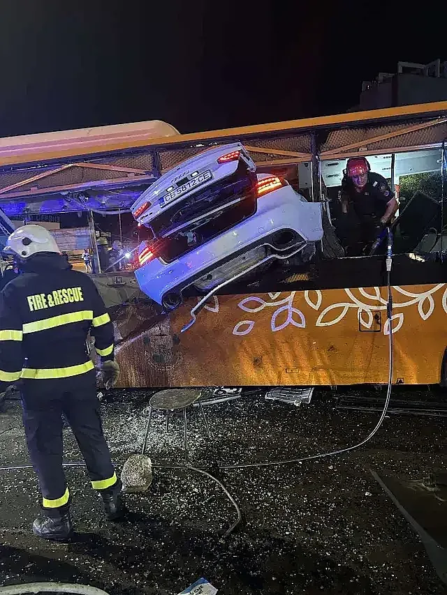 15 дни книжка - 6 нарушения! Кой е шофьорът, влетял с кола в автобус