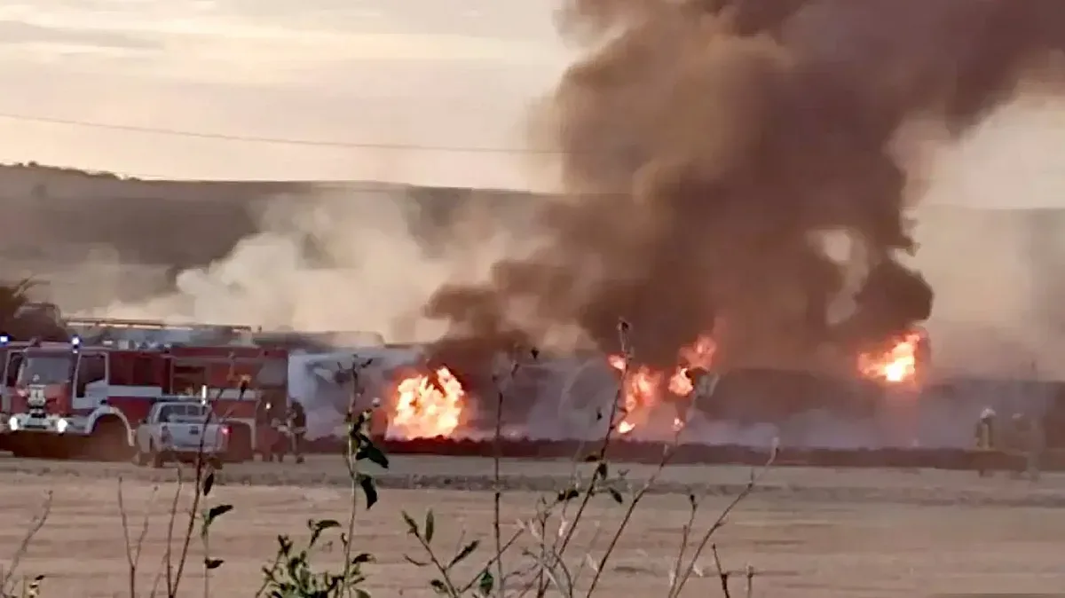 Влак с цистерни дерайлира, адски пожар