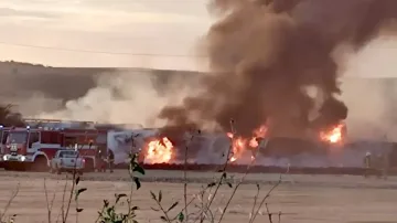 Влак с цистерни дерайлира, адски пожар