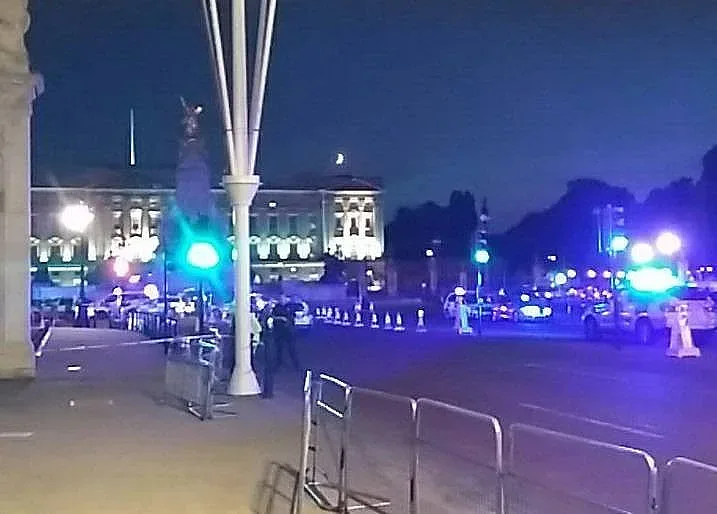 Пожарните летят към Бъкингамския дворец. Какво се случва