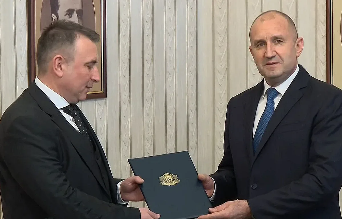 Радев връчи третия мандат на Има такъв народ, те го върнаха. Какво следва?