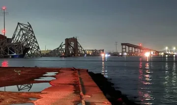 Кораб срути оживен мост в САЩ, спасяват удавници (ВИДЕО)