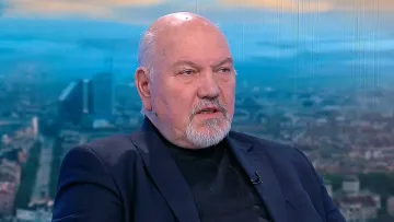 Човек на Радев скочи: Карат го да наруши Конституцията!