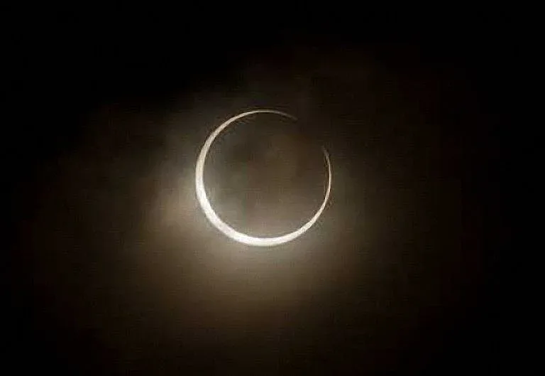 Тази нощ всичко се промени. Луната разбърка живота ни