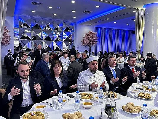 Пеевски даде ифтар за 450 души във Варна