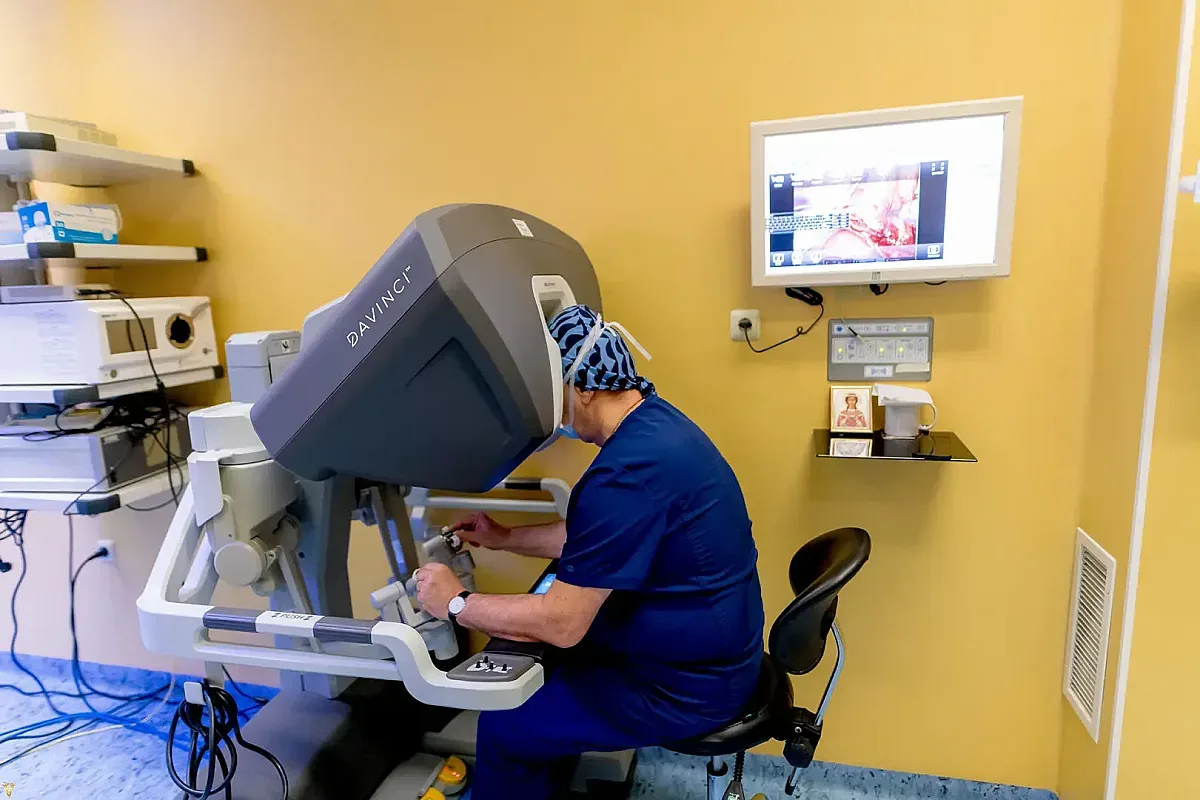 Наши специалисти пишат история! Робот Да Винчи влезе в съдовата хирургия
