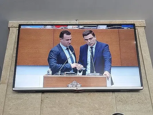 Чудо невиждано в парламента. Двама депутати смаяха всички