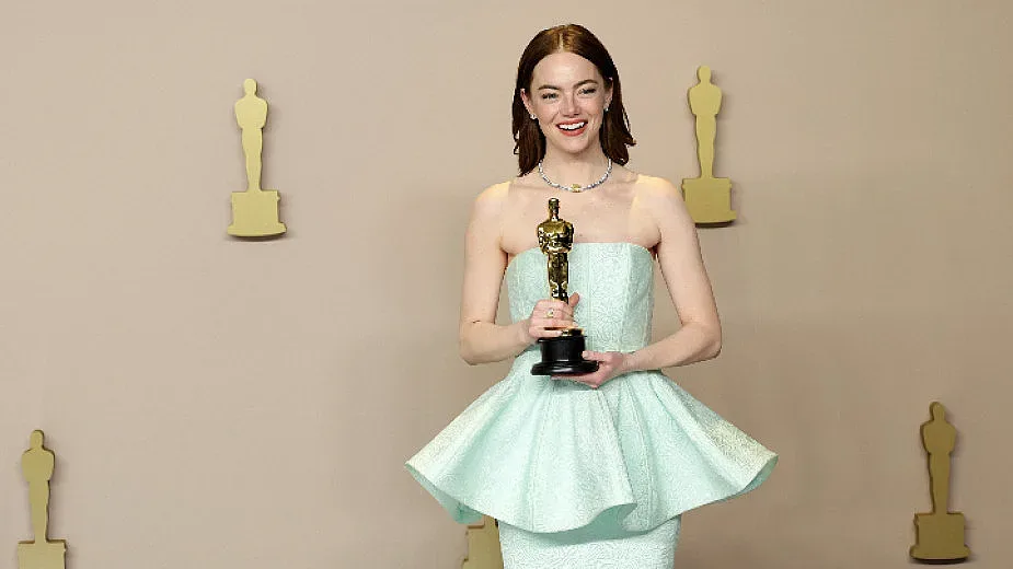 Ема Стоун готви за кучета в Холивуд