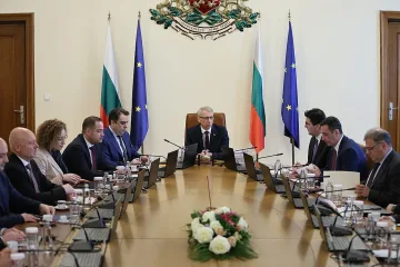 Кабинетът заседава без Мария Габриел