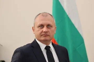 Изненадата в кабинета. Кой е Валентин Мундров?