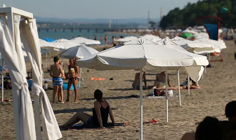 Уникално ниска цена за шезлонг и чадър по морето това лято! Вижте къде