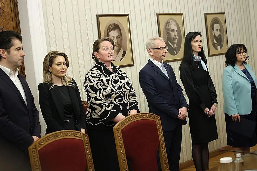 Скандал на срещата при Радев! Експерт откри крещящо нарушение