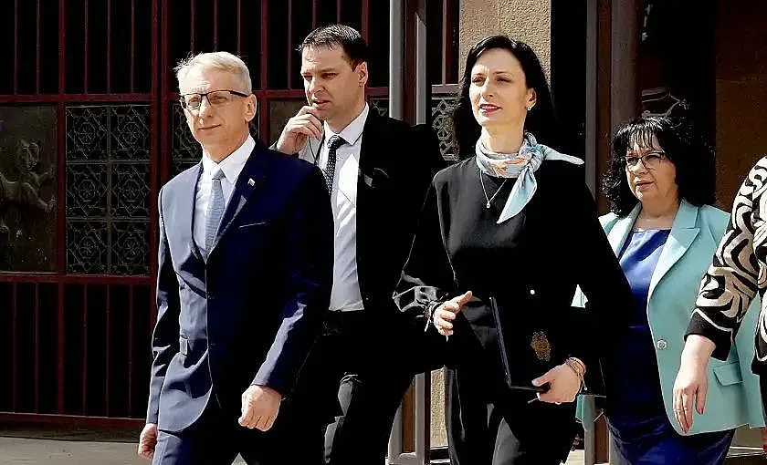 Последен шанс. Преговорите между ГЕРБ-СДС и ПП-ДБ за ротацията