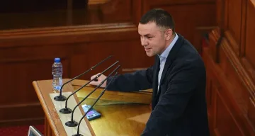 Ицо Хазарта стяга куфари за Брюксел, ще припява в Европарламента