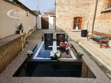 Откриват барелеф на духовник, когото всички обичаха