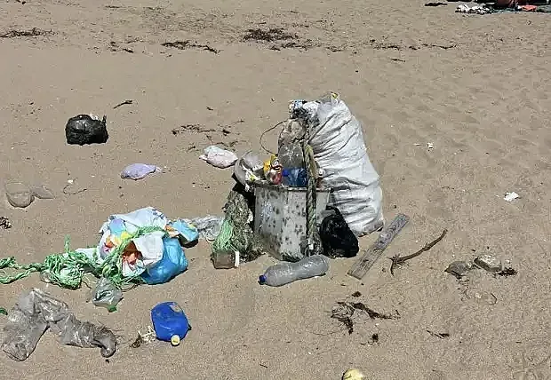 Култов наш плаж стана за клошари!