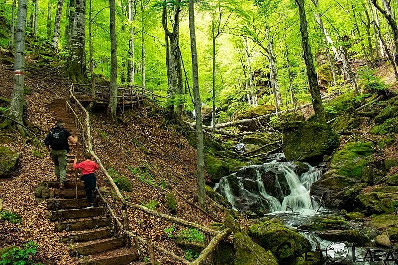 Екопътека разкрива гледка на три реки и два водопада