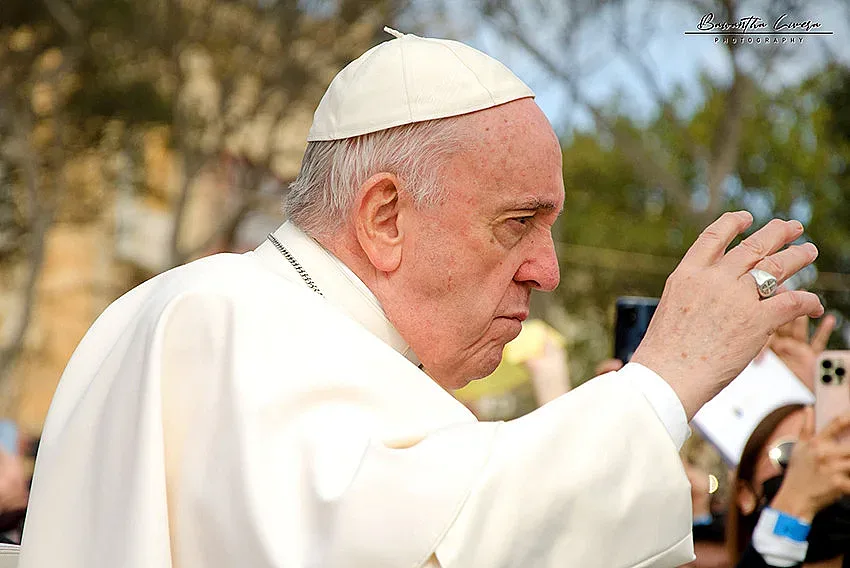 Само във вестник СТАНДАРТ: Православните скърбят, католиците настръхнаха