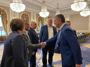 Министър разписва проекти за милиарди с кметове на общини