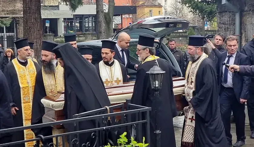 Започна поклонението пред тленните останки на патриарх Неофит